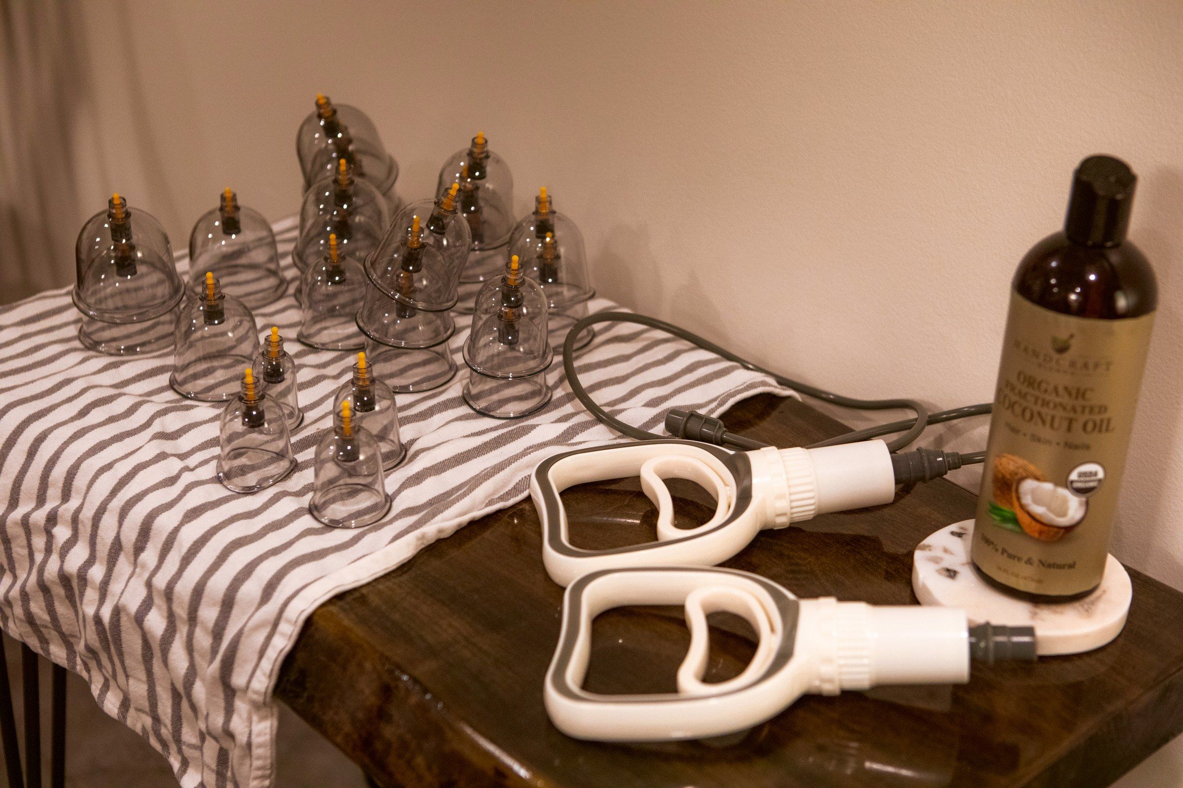 The cupping kit: plastic cups, pumps and oil